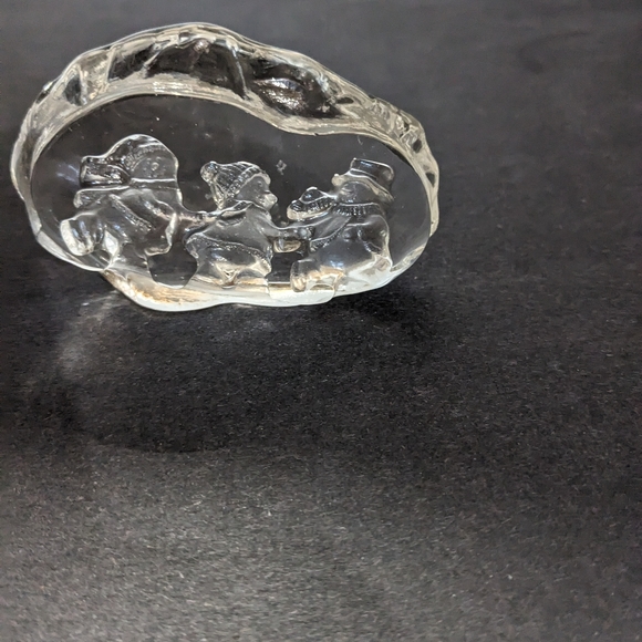 art glass 'snow people skating' tabletop/shelf/ paperweight Solid - Picture 4 of 4